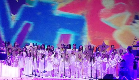 Η χορωδία των 2ου & 3ου Δημοτικών Παπάγου στη σκηνή του Μεγάρου Μουσικής